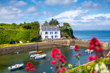 Port Lay sur l'île de Groix en Bretagne, France. © Thierry RYO