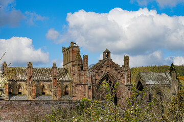 Obraz premium A view of the ruins of Melrose Abbey, a famous medieval monastery in the Scottish Borders region