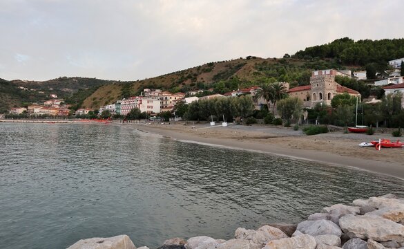 Pioppi - Scorcio del lungomare dalla scogliera all'alba