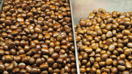 Obraz premium Chestnut roasted nut brown food snack seed natural texture harvest market warm aroma rustic pile