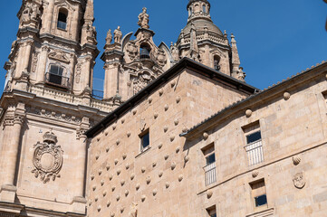 Fototapeta premium Salamanca, Casa de las Conchas e iglesia de la Clerecia, castilla y leon, españa.