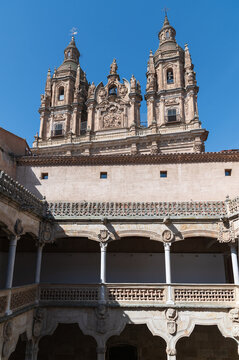 Salamanca, patio interior plateresco de la Casa de las Conchas, castilla y leon, espa&ntilde;a.