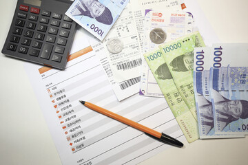 Obraz premium 볼펜,가계부,영수증,계산기,동전,지폐,원화