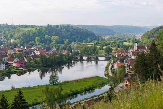 Kallm&uuml;nz nit Blick auf die Naab und historischer steinerner Br&uuml;cke