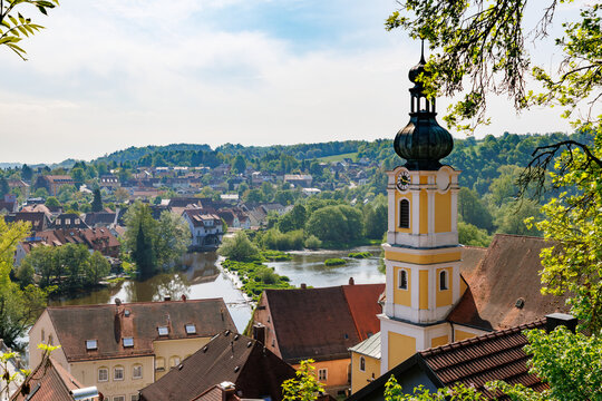 Kallm&uuml;nz mit Turm der Pfarrkirche und Blick auf die Naab