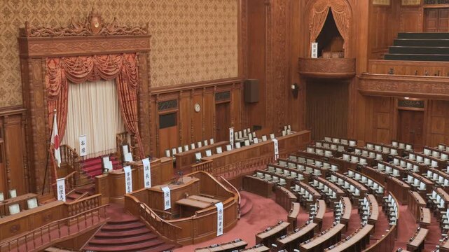 国会議事堂：重厚で厳かな参議院本会議場の内観風景（パン）