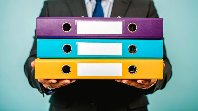 Mains tenant 3 classeurs pour documents d'entreprise