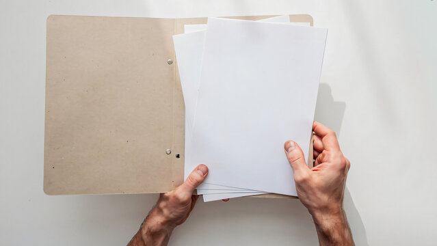 Homme d'affaires tenant un dossier ouvert avec des pages blanches