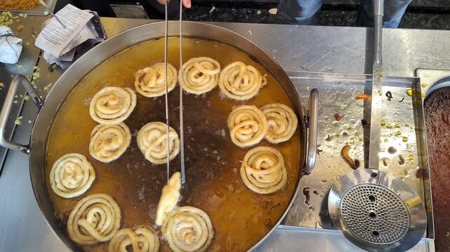 Live Preparation of Crispy Jalebis at an Indore Street Food Stall