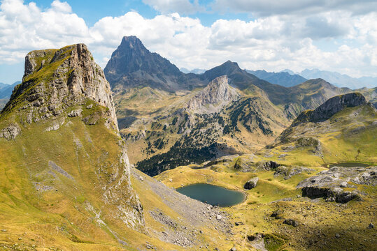 Vista del Lac Paradisse, el Pic du Midi d'Ossau (2,884 m) y el Pic Casterau (2,168 m), en el Valle de Ossau, departamento Pirineos Atl&aacute;nticos, Francia