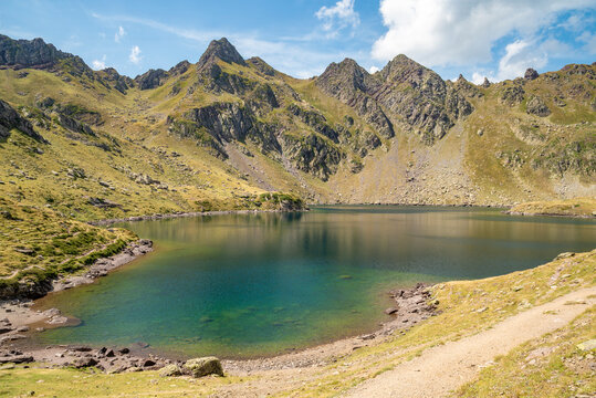 Vista del Lac de Gentau, en el Valle de Ossau, departamento Pirineos Atl&aacute;nticos, Francia