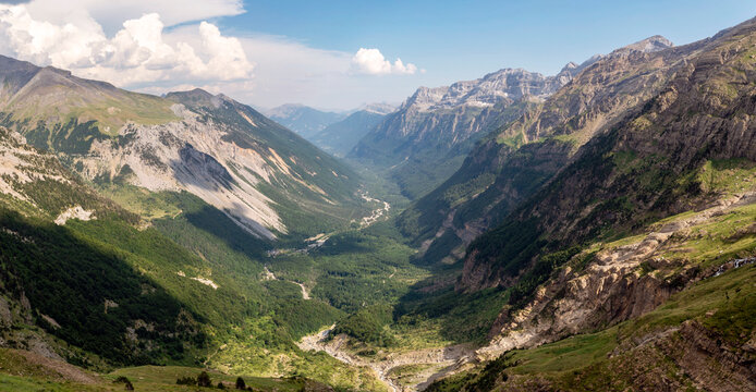 Vista panor&aacute;mica del Valle de Pineta desde lo alto del sendero que sube hasta el Ib&oacute;n de Marbor&eacute;, en la Parque Nacional de Ordesa y Monte Perdido, Huesca, Aragon, Espa&ntilde;a