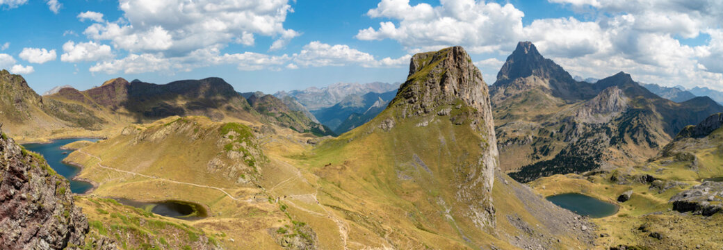 Vista panor&aacute;mica impresionante de las picos y lagos en la ruta senderista de los 7 lagos, en el Parque Nacional de Los Pirineos, Francia