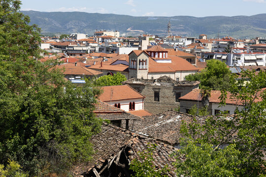 Panoramic view of Veria city in Greece, featuring traditional terracotta rooftops, historic stone architecture, and the scenic Vermio Mountains in the distance