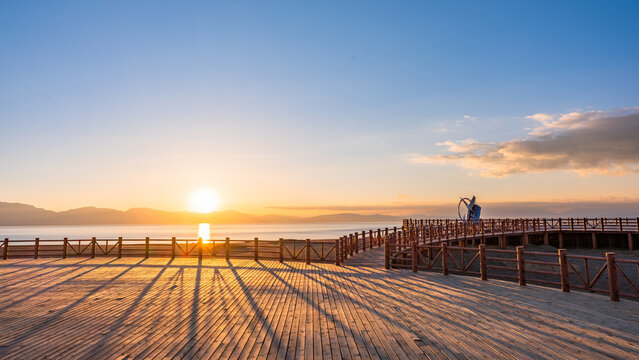 Tibetan uninhabited area, sunrise, sacred lake, sunrise at the pier