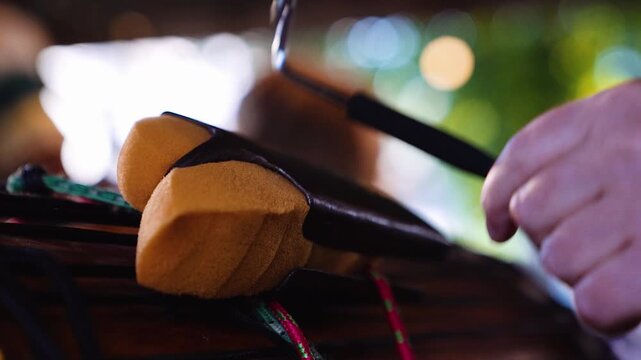 Afrikanisches Percussion Instrument wird rhythmisch gespielt