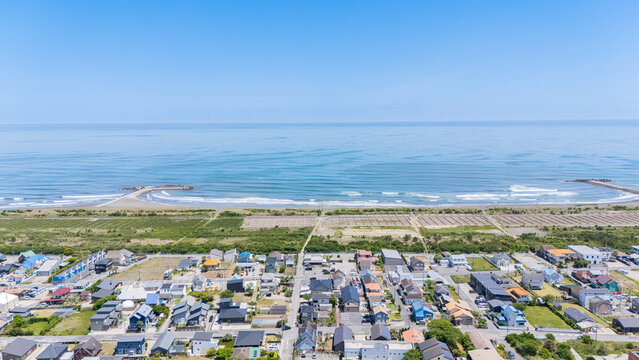 千葉県一宮町の海沿い住宅地と太平洋の風景 ドローン空撮