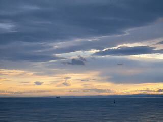Fototapeta premium Atmospheric Ocean Sunset Under Cloudy Evening Sky