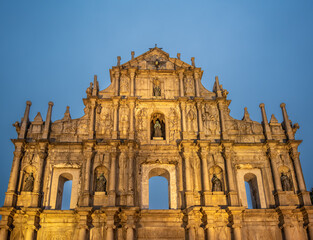 Fototapeta premium Macau, China : illuminated facade of the Ruins of Saint Paul’s at blue hour in the historic center of Macau