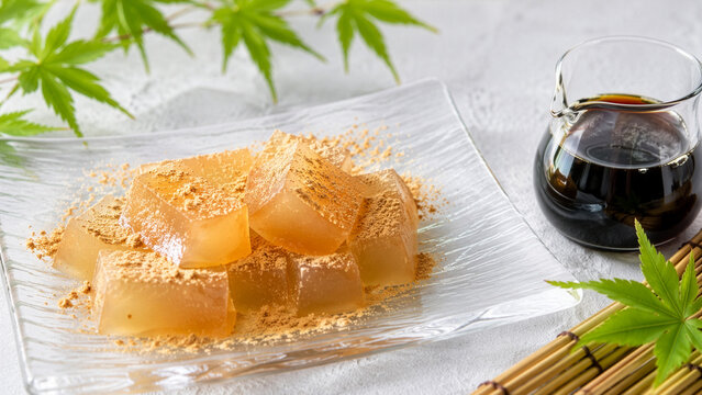 涼やかなわらび餅ときな粉、黒蜜を添えた夏の和菓子