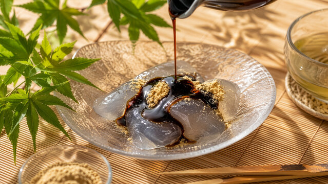黒蜜をかける涼やかなわらび餅 夏の和菓子イメージ