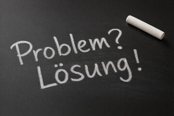 Obraz premium Chalkboard with handwritten text problem lösung