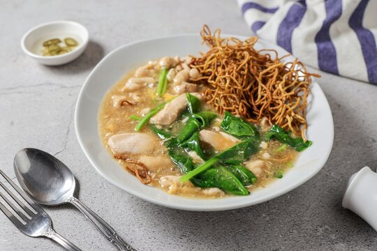 Crispy Egg Noodles with Chicken and Chinese Broccoli in Thick Gravy (Rad Na)