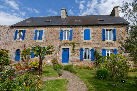 Belle maison traditionnelle bretonne aux volets bleus - Plou&eacute;zec - C&ocirc;te d'Armor - France