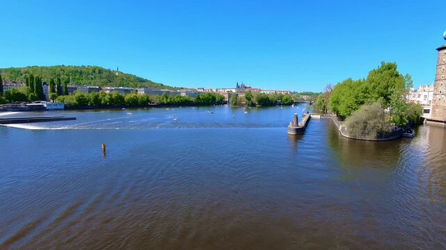 Moldau mit Br&uuml;cken und Uferpromenade in Prag, Karlsbr&uuml;cke, Stadtansicht mit historischer Architektur und blauem Himmel, Fluss, Skyline, Historische Architektur, Infrastruktur, Tourismus, Handel, Reise