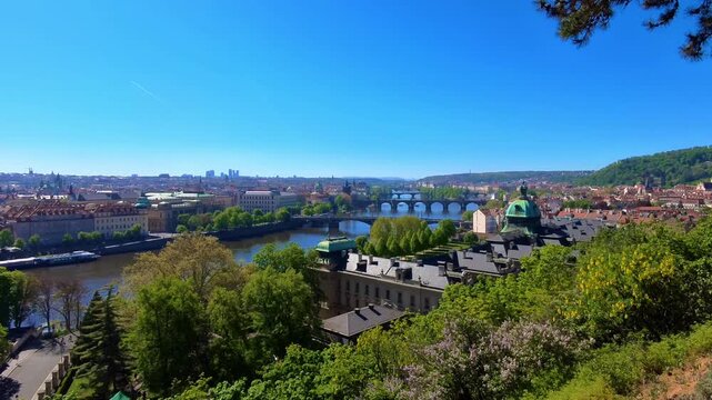 Moldau mit Br&uuml;cken und Uferpromenade in Prag, Karlsbr&uuml;cke, Stadtansicht mit historischer Architektur und blauem Himmel, Fluss, Skyline, Historische Architektur, Infrastruktur, Tourismus, Handel, Reise