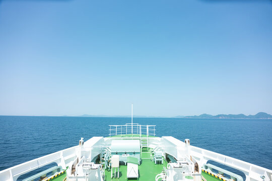 果てしなく続く青い海と空：フェリーの甲板から望む開放的な船旅の風景