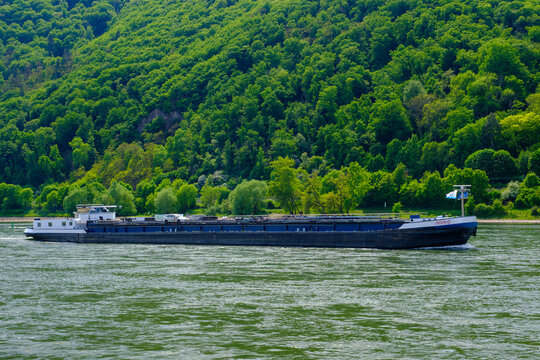 Assmannshausen Rhein, Deutschland &ndash; 02.05.2026: Das Niederl&auml;ndische Binnenschiff  INGRID auf dem RHEIN in H&ouml;he von Assmannshausen