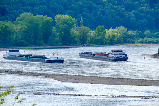 Bingen am Rhein, Deutschland &ndash; 02.05.2026: Die Niederl&auml;ndischen Binnenschiffe SAMARY und SARDIUS auf dem RHEIN in H&ouml;he von Bingen am Rhein am Bingener Loch