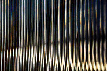 Obraz premium metaliczna tekstura, abstrakcyjne tło z pionowych prążków, poliwęglan komorowy, background in the form of metallic texture with shiny, vertical lines, abstract one with shiny, metallic stripes