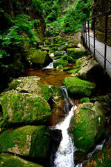 wodospad górski, krajobraz z wodą, ruch zamrożony, pluskająca woda, płynąca woda, strumień, waterfall, water, flowing water, stream, górski potok, wartki strumień płynący miedzy omszonymi kamieniami © kateej