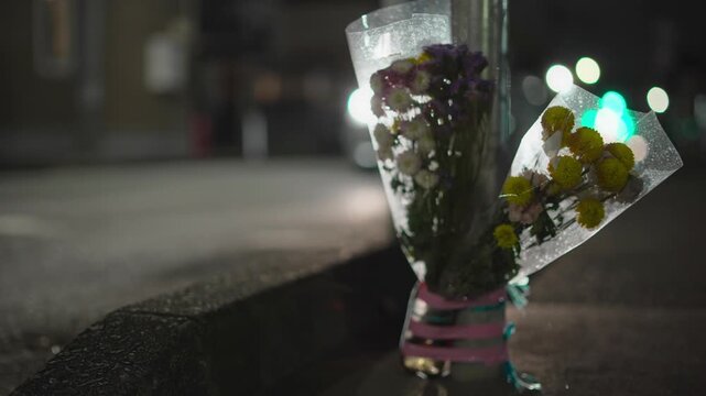 夜の交通事故現場に供えられた花