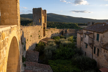 Fototapeta premium Golden hour rooftops and castle walls in Monteriggioni