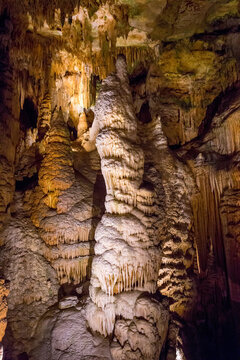 Speleothem formations in Luray Caverns, Virginia