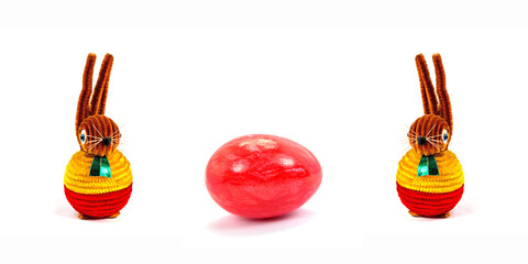 Hasen und rotes Ei vor weißem Hi ntergrund © M. Schuppich