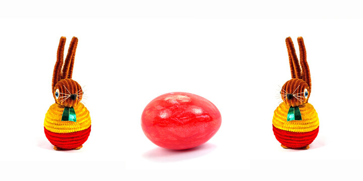 Hasen und rotes Ei vor wei&szlig;em Hi ntergrund