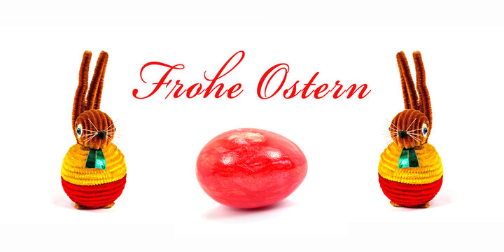 Zwei Osterhasen und ein Ei mit dem Schriftzug frohe Ostern vor wei&szlig;em Hintergrund