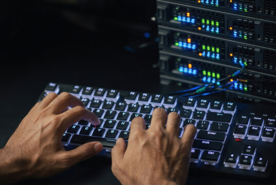 Ingegnere informatico al lavoro su server in sala macchine