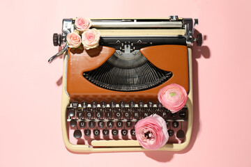 Obraz premium Vintage typewriter and flowers on pink background, top view