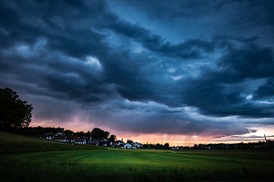Aufziehendes Gewitter in der Abendd&auml;mmerung