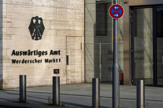 Fassade des Ausw&auml;rtigen Amts am Werderschen Markt 1 in Berlin-Mitte mit dem Bundesadler und dem Schriftzug der Beh&ouml;rde. Poller