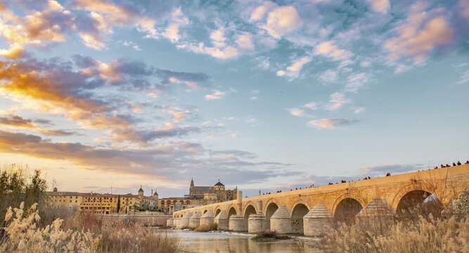Sunset, Puente Romano, Roman bridge over Rio Guadalquivir, behind Mezquita, Catedral de C&oacute;rdoba, Cordoba, Andalusia, Spain