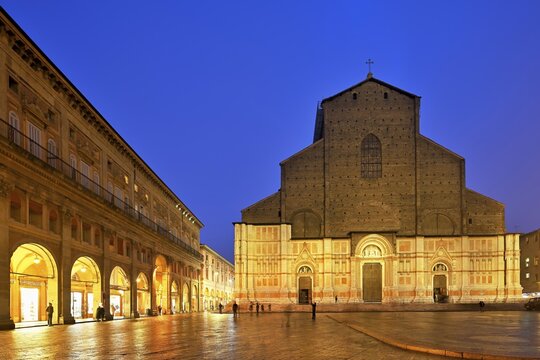 Basilica di San Petronio, illuminated at dusk, Market Square Maggiore, Bologna, Emilia-Romagna, Italy