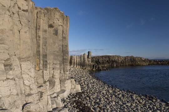 Rounded stones on the beach, basalt cliff, K&aacute;lfshamarsv&iacute;k, Skagi Peninsula, Iceland
