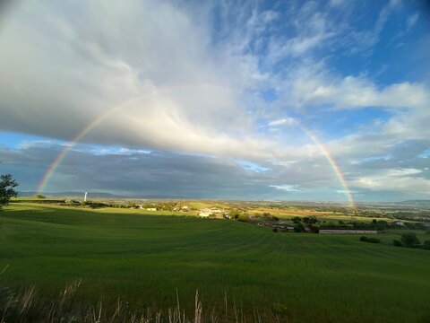 Arco iris completo y muy grande despu&eacute;s de un dia de lluvia