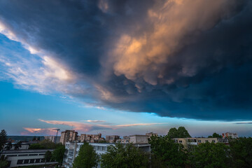 Obraz premium Storm system approaching over city skyline